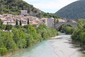 Photo vue de Nyons au dessus de la rivière